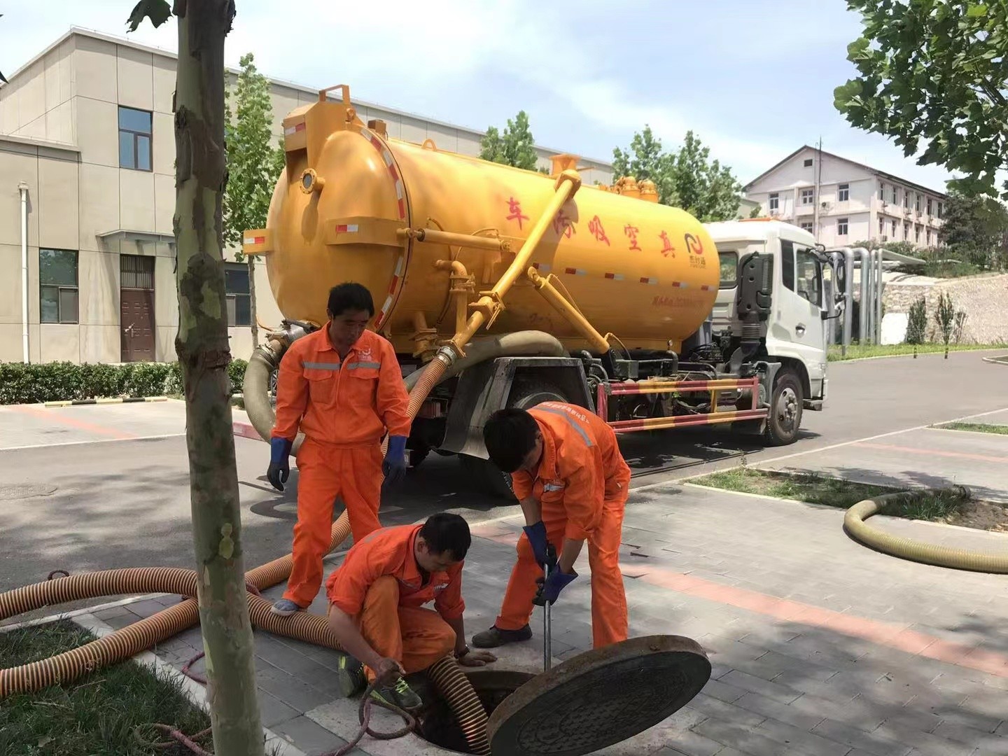 千家镇化粪池清理与5-8吨吸粪车施工效率分析